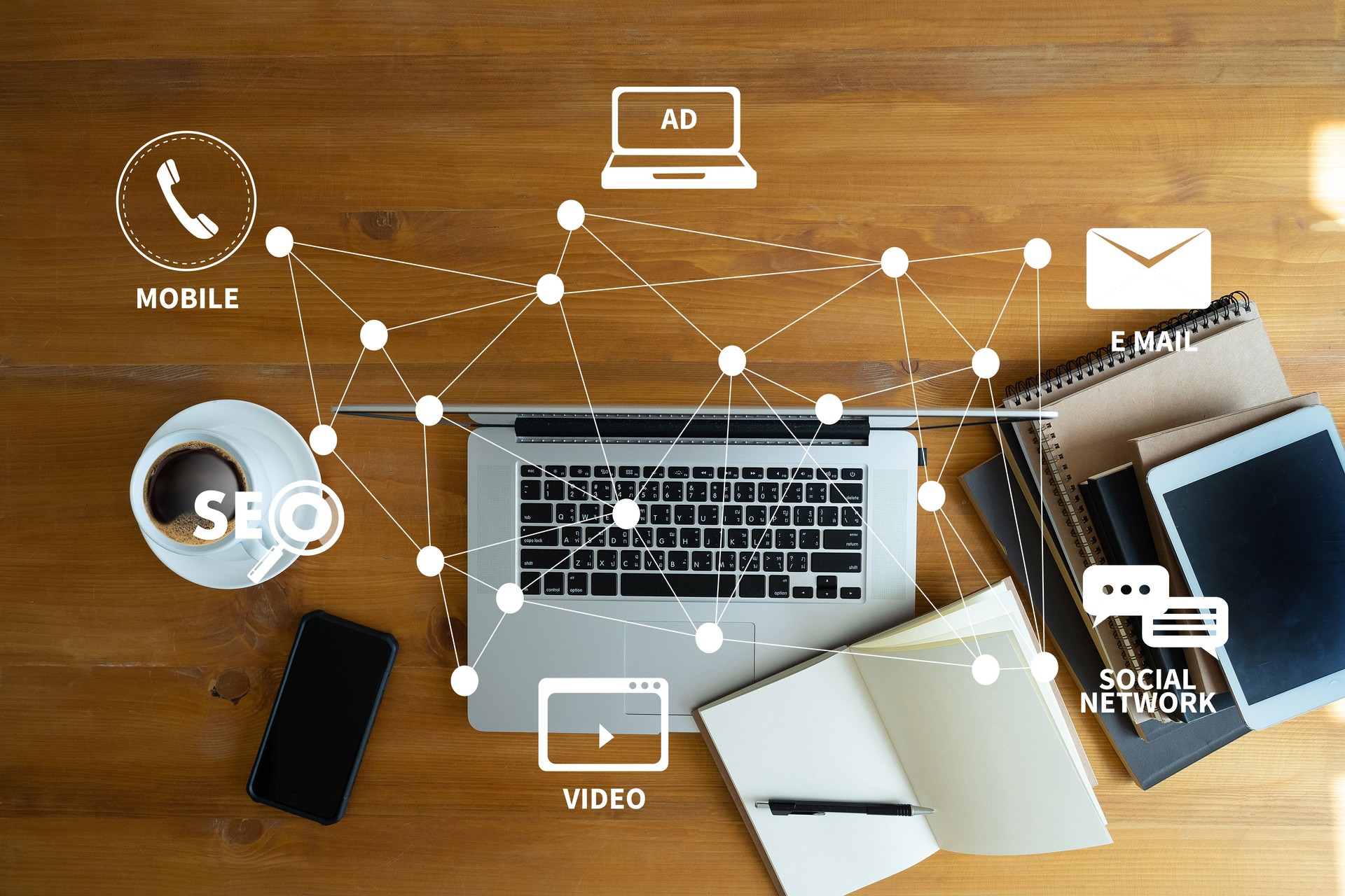 MARKETING DIGITAL Nova inicialização projeto MILLENNIALS negócios equipe mãos em trabalharcom com relatórios financeiros e um laptop