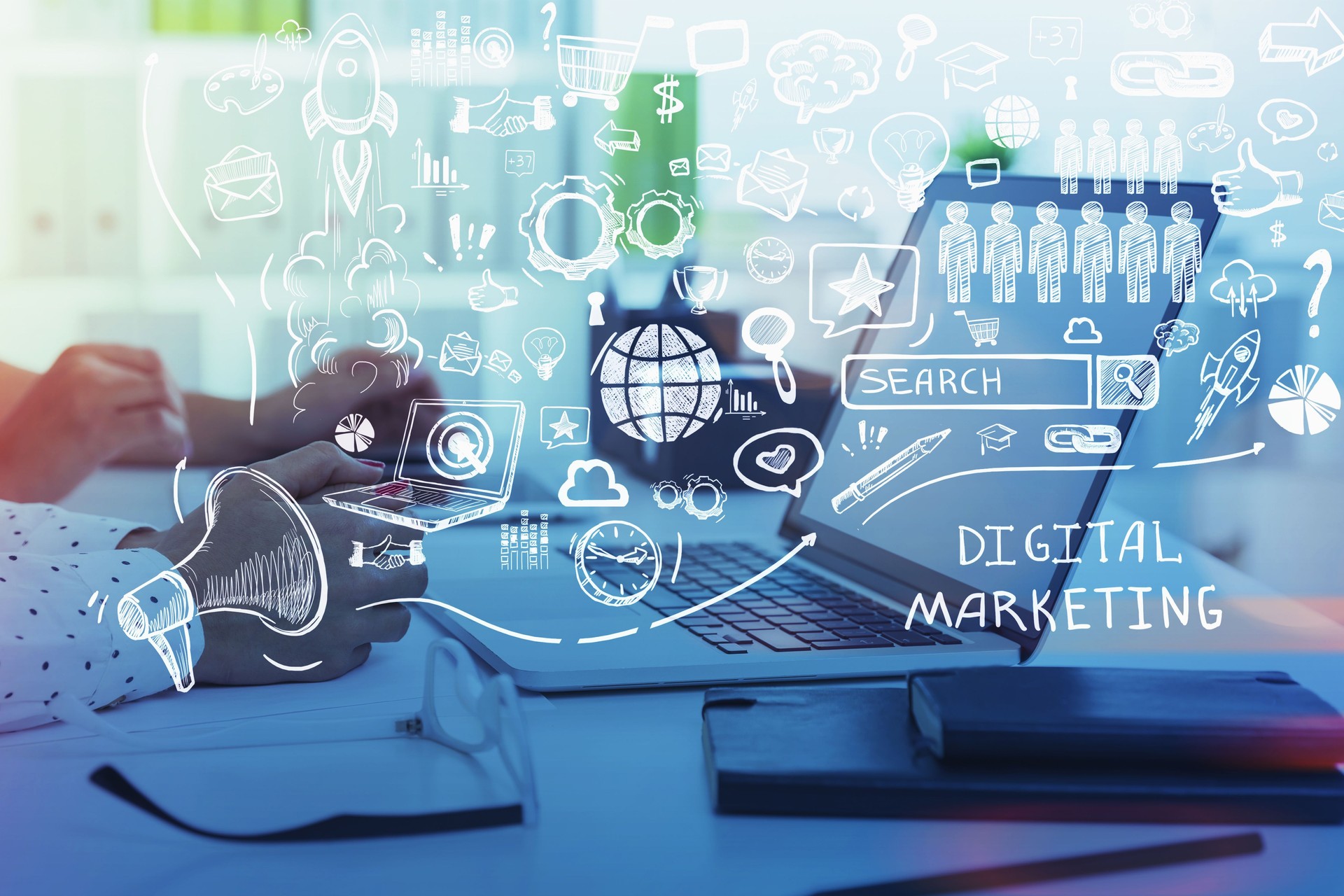 Dois colegas trabalhando no laptop e se perguntando sobre a perspectiva futura no desenvolvimento do marketing digital. Ícones das redes sociais esboçam na tela de vidro em primeiro plano. Conceito de lançamento de projeto de sucesso.